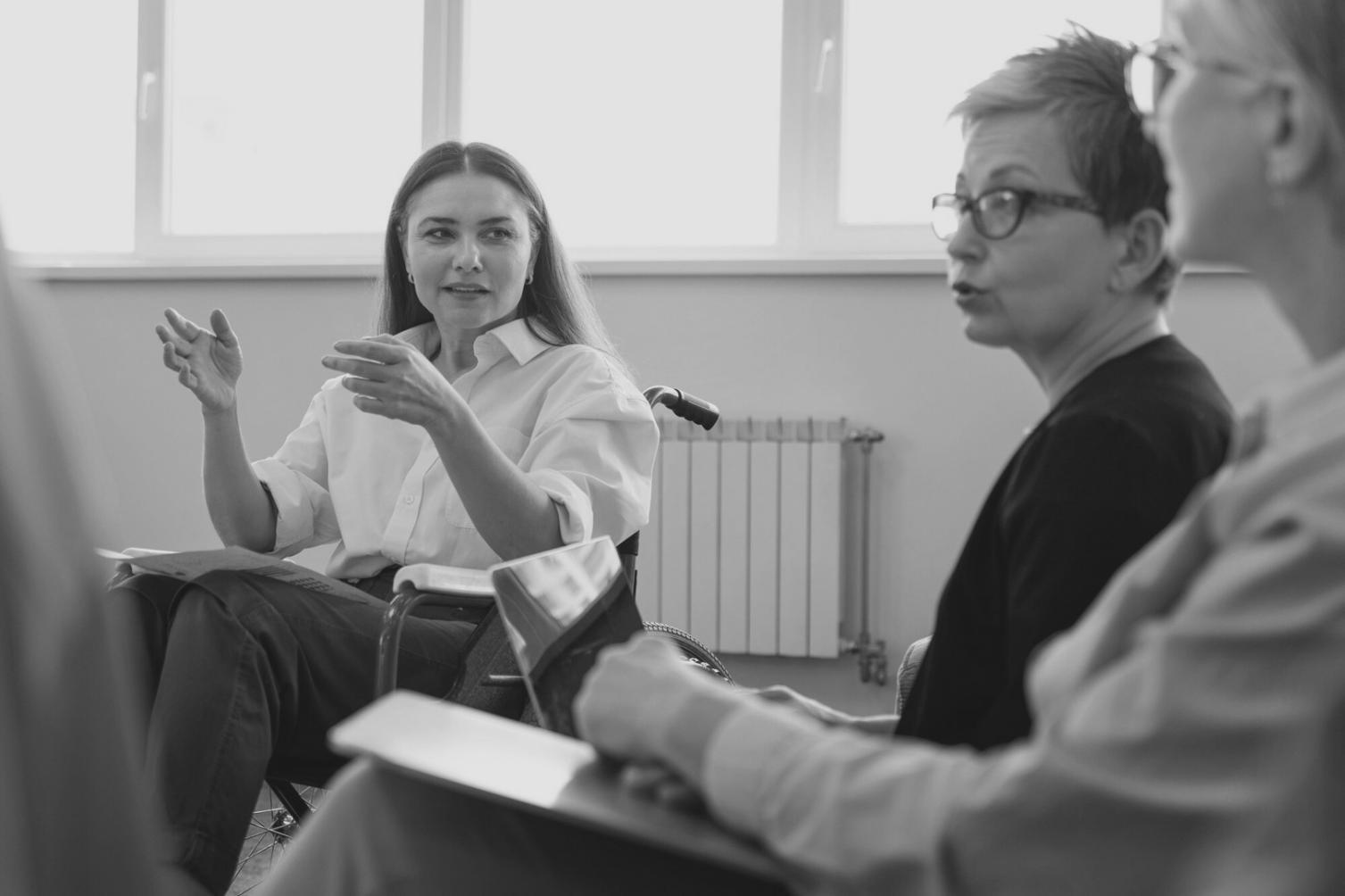 Gruppo di professionisti che si esercita in tecniche di comunicazione collaborativa
